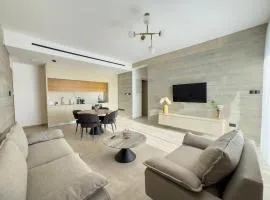 Malberry Park 303 - Modern 2bedroom Apt with Shared Heated Pool, Sauna, Gym, Jacuzzi