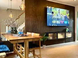 2 bedroom house near centre and private parking
