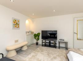 Luxury Studio with Free Parking, Hotel in Nottingham