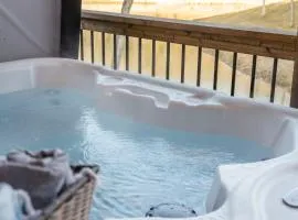 Cozy New Cabin w Free Local Attraction Tickets-Private Hot Tub- Community Indoor Pool