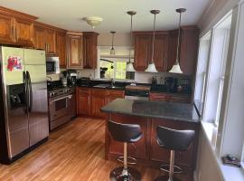 Lovely home near Stowe, shopping and trails, casă de vacanță din Morristown