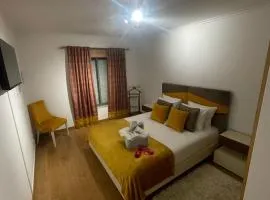 Quarto com wc privado, cozinha e sala