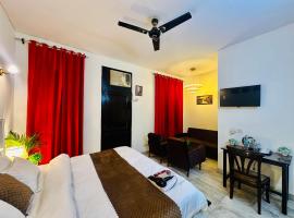 The White Scent-Near Noida Sector 18 Metro, hotel a Noida