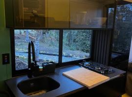 Minimalist Tiny House in Nature, El Retiro, hotell i El Retiro