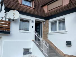 Ferienhaus "LE RUISSEAU" Ihr gro&szlig;z&uuml;giges Ferienhaus in Badenweiler，巴登韋勒的山林小屋