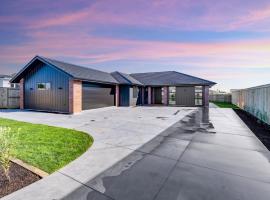 Family home, Game Zone & Outdoor Fireplace- Sleeps 10, hotell sihtkohas New Plymouth