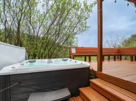 3BR Hot Tub Ocean Views & King Beds Near Beach