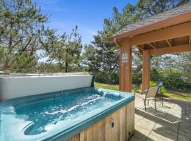 Lakefront Retreat Hot Tub & Semi-private Dock, hotel in Rockaway Beach