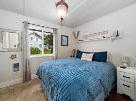 Walk to Beach! Coho Cottage w Deck & BBQ Grill, bangal&ocirc; em Rockaway Beach