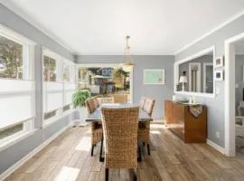 3BR Beach Cottage Pet-Friendly Cozy Yard