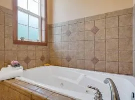 3BR Retreat 8 Blocks to Beach Jacuzzi Tub