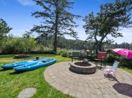 Lakefront Retreat Hot Tub & Semi-private Dock, ξενοδοχείο σε Rockaway Beach