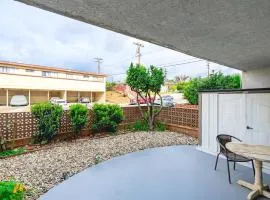 Modern Cozy Retreat Stylish Stay with Patio & Parking