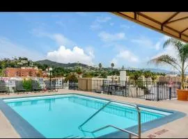 Chic Hollywood Retreat 2Bed Rooftop Pool with Iconic Views