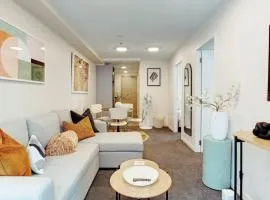 Modern CBD Apartment with Sky Tower View