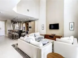 Magic Village Townhouse, Minutes from Disney, Pool, Grill