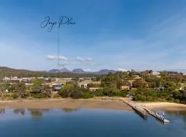 Two bedrooms family house in Coles Bay with direct access to the Swan River!
