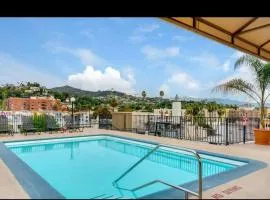 Hollywood Luxe 2BR Apartment with Rooftop Pool and Breathtaking Views