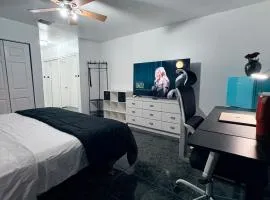 Miami Peaceful King Bed with 65 Inch Smart TV, Netflix, AirPlay, Ergonomic Desk and 500 Mbps WiFi near FIU, Dolphin Mall, Airport