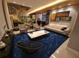 Quarto individual com banheiro privativo em casa moderna em condomínio em Belém