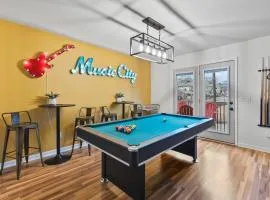 Pool Table WALK to Downtown Bars and Farmers Market