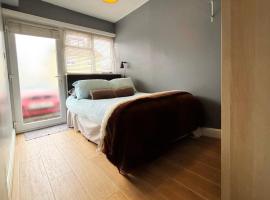 Shirley Apartments, Cozy Studio, Self Check in, 10 min Drive to City Centre, Walking to Redbridge Train Station, hotel in Southampton