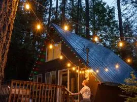 Retro A-Frame Cabin - Hot tub Firepit & Fireplace