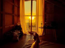 A-Frame Cottage 2, Puraran Surf Resort, hotel v destinaci Baras
