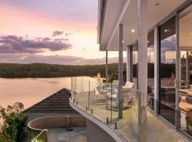 Waterfront Ensuite Queen Room - Luxury & Comfort Place in Caringbah South