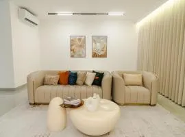 Georgetown Elegant Golden Jacuzzi KTV 5BR 16pax E