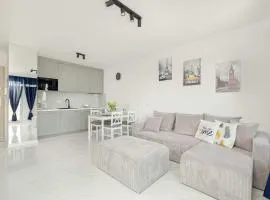 Jasny Apartament w Kołobrzegu z Parkingiem, Balkonem i Tarasem Widokowym by Noclegi Renters