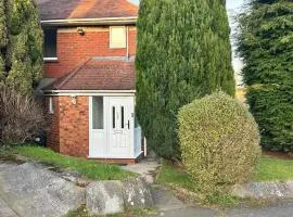 Cosy 3-Bed Retreat - Garden Parking & Bbq