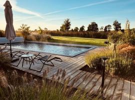 AureF&eacute;es, hotel com piscina em Ellon