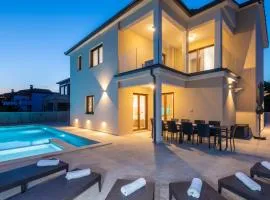 Villa Rita, a luxurious private villa with a pool near the sea