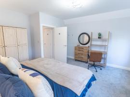 The Enchanting Silver Birch Retreat, New Forest, Hotel in Ower