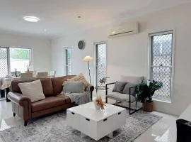 Dual Ensuite Coopers Plains Home by QEII, QSAC and Griffith Uni