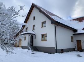 Ferienwohnung Eifelhöhe Pützer, hotel em Hellenthal