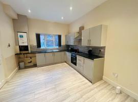 Group Friendly 5 Bedroom House Near Nottingham Train Station & Football Stadium, Self Check-In, Fast WiFi & Free On-Street Parking, hotel em Nottingham
