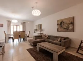 Larger than usual 3BD Apartment