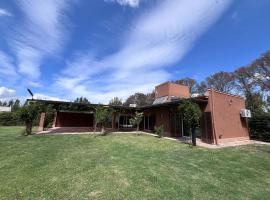 Pergolas Guest House - Pileta, Vinos y Montaña, hotel in Vista Flores