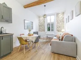 Old town Antibes Superb new flat, for 3, AC, Wi-Fi