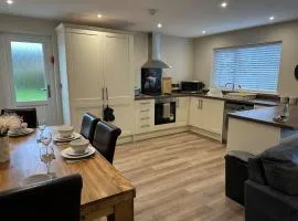Modern, newly built 2 bedroom bungalow with free parking, sleeps 6