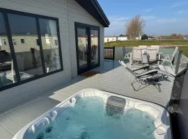 Lodge with hot tub - Waterside, Ingoldmells - pet friendly, WiFi, bed linen - Meadow Lakes Caravan & Lodge Hire