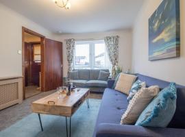 Glasgow, spacious, 2 bed with parking, hotel in Garthamlock