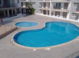 Beautiful 2 Bed Ground Floor Apartment With Pool, hotel a Paralimni