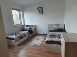 Zimmer 2 von 3 mit Gemeinschaftsbad-Küche, 30min Köln Messe Bahnhof, 5min Leverkusen Bahnhof Zentrum