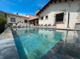 Can Vilallonga, hotel amb banyeres d'hidromassatge a Sant Feliu de Pallerols