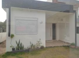 Casa perto da Praia do Laranjal, hotel v destinaci Pelotas