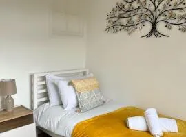 Hospital Convenience - 3 bed house, driveway parking, high speed wifi
