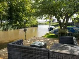Casa Caro, holiday home in Friesland next to water